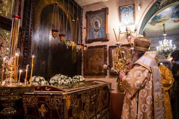 В день памяти святителя Гурия Казанского митрополит Кирилл совершил Литургию у его святых мощей в храме на Арском кладбище