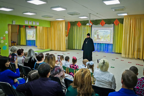 Мензелинский священник посетил детский сад