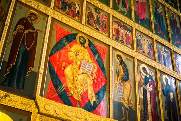Почему православные христиане поклоняются иконам?