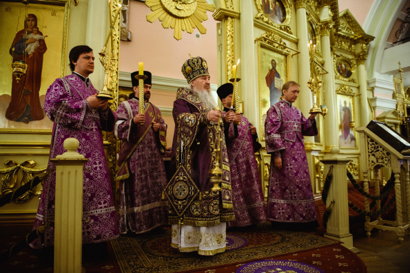 В канун Недели Крестопоклонной митрополит Феофан совершил всенощное бдение в Казанско-Богородицком монастыре