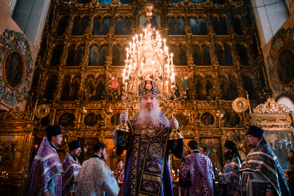 В Неделю Крестопоклонную митрополит Феофан совершил Литургию в Петропавловском соборе Казани