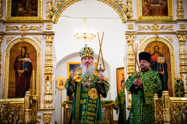 В Вербное воскресенье митрополит Феофан совершил Литургию в Богоявленском соборе Казани