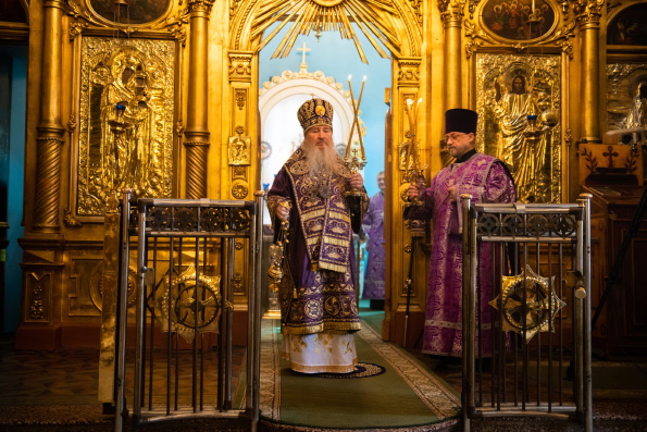 В Великий Четверток митрополит Феофан совершил Литургию в храме на Арском кладбище Казани