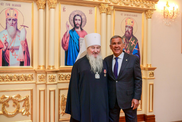 Президент Татарстана поздравил митрополита Феофана с днем рождения