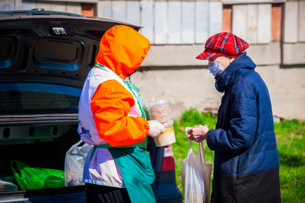 В Казани православные добровольцы раздают нуждающимся горячие обеды