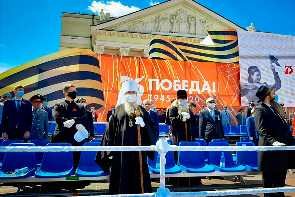 Глава Татарстанской митрополии присутствовал на Параде Победы в Казани