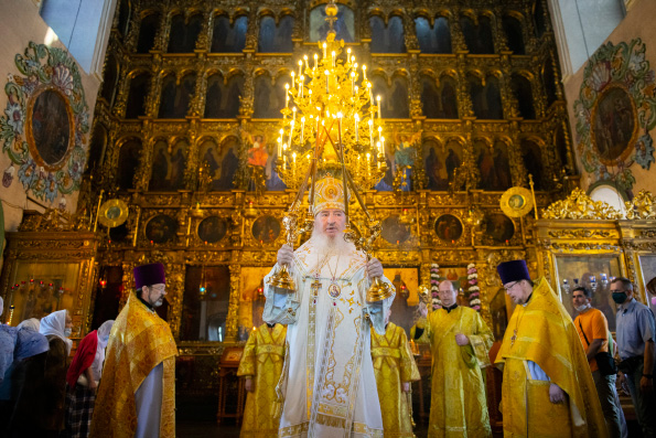 Митрополит Феофан возглавил престольный праздник в Петропавловском соборе Казани