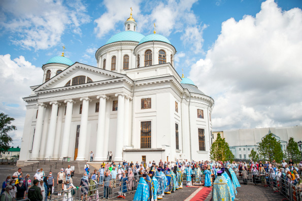 В праздник Казанской иконы Божией Матери сонм архипастырей совершил Литургию на месте явления святыни