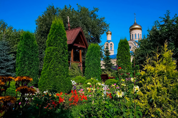 Набережночелнинский храм стал победителем конкурса, посвященного лучшему цветочному оформлению территории