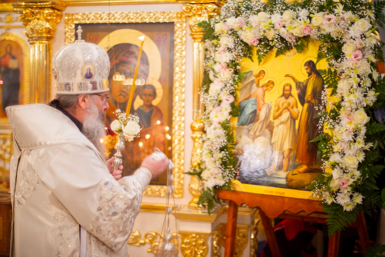 В канун праздника Крещения Господня митрополит Кирилл совершил всенощное бдение в Богоявленском соборе Казани
