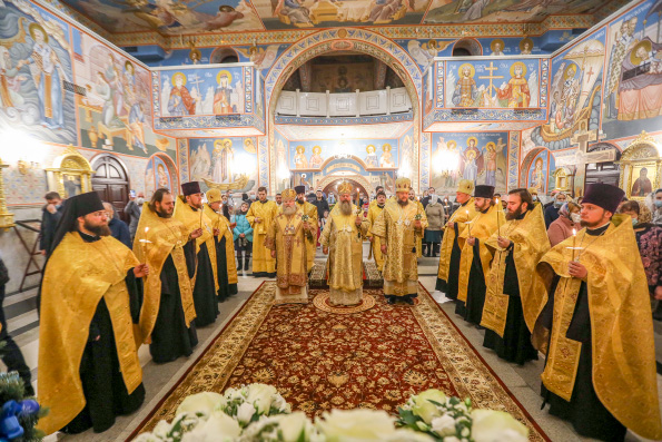 В канун Недели по Богоявлении митрополит Кирилл совершил всенощное бдение в Никольском храме города Сургута