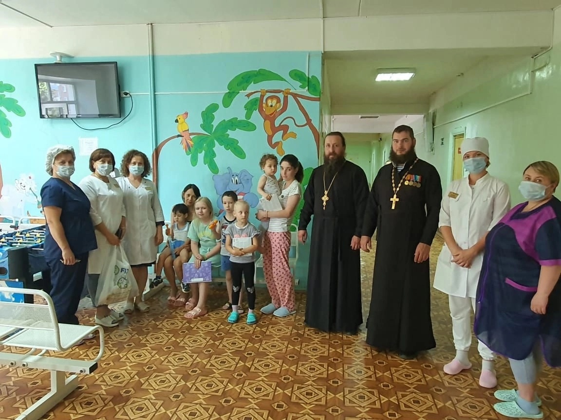 Священники Чистопольского благочиния передали подарки пациентам детского отделения районной больницы