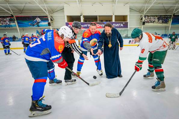 Епископ Макаровский Гедеон посетил хоккейный матч с участием команды Духосошественского храма Казани