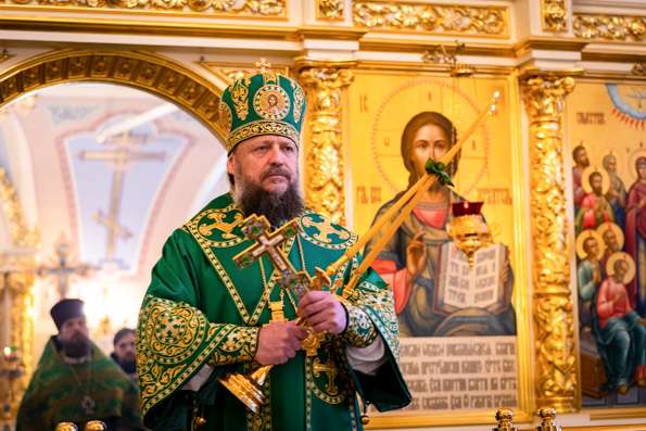 Епископ Макаровский Гедеон совершил Литургию в Духосошественском храме Казани