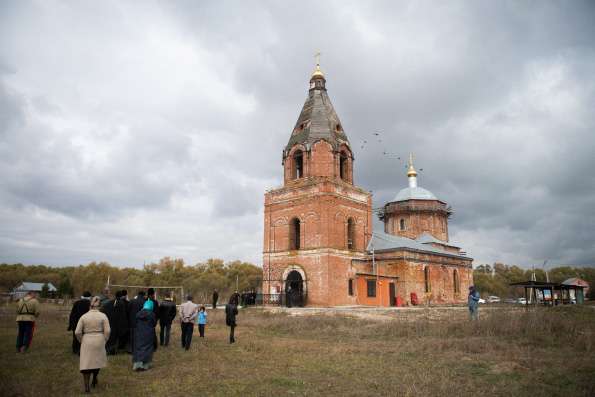Митрополит Кирилл совершил Литургию в Благовещенском храме села Русские Казыли