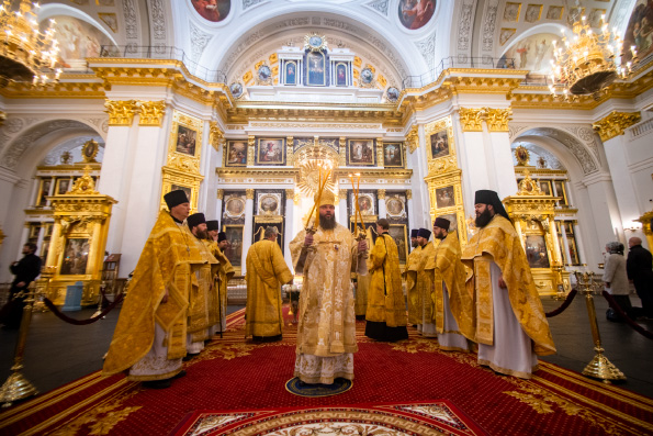 В Казанском соборе состоялось архиерейское богослужение с переводом на жестовый язык