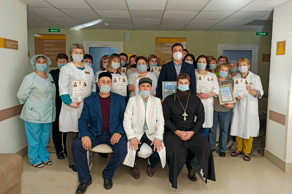 Священнослужитель Чистопольской епархии вручил благодарственные письма медицинским работникам инфекционного госпиталя