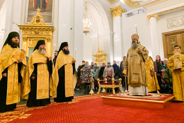 В канун Недели 16-й по Пятидесятнице митрополит Кирилл совершил всенощное бдение в Казанском соборе