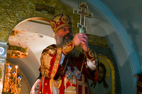 В день памяти святителя Агафангела Ярославского митрополит Кирилл совершил Литургию в Пещерном храме