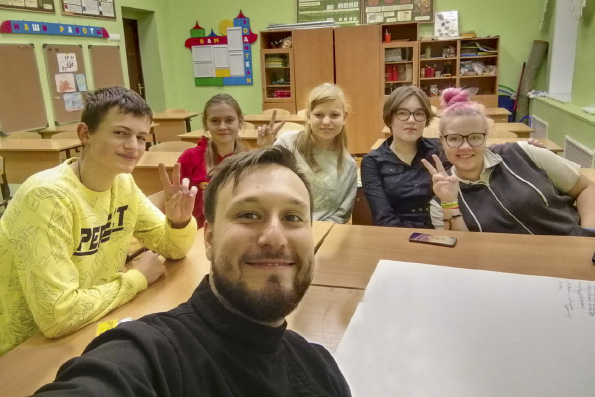 Специалист епархиальной службы психологической помощи проводят занятия с подростками в Серафимовском храме Казани