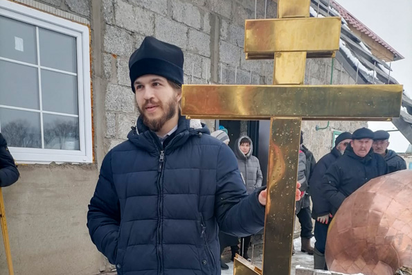 В селе Нижняя Баланда освятили купол и крест храма святителя Николая Чудотворца