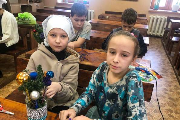 Воспитанники набережночелнинской воскресной школы «Радуга» готовят поделки для благотворительной ярмарки