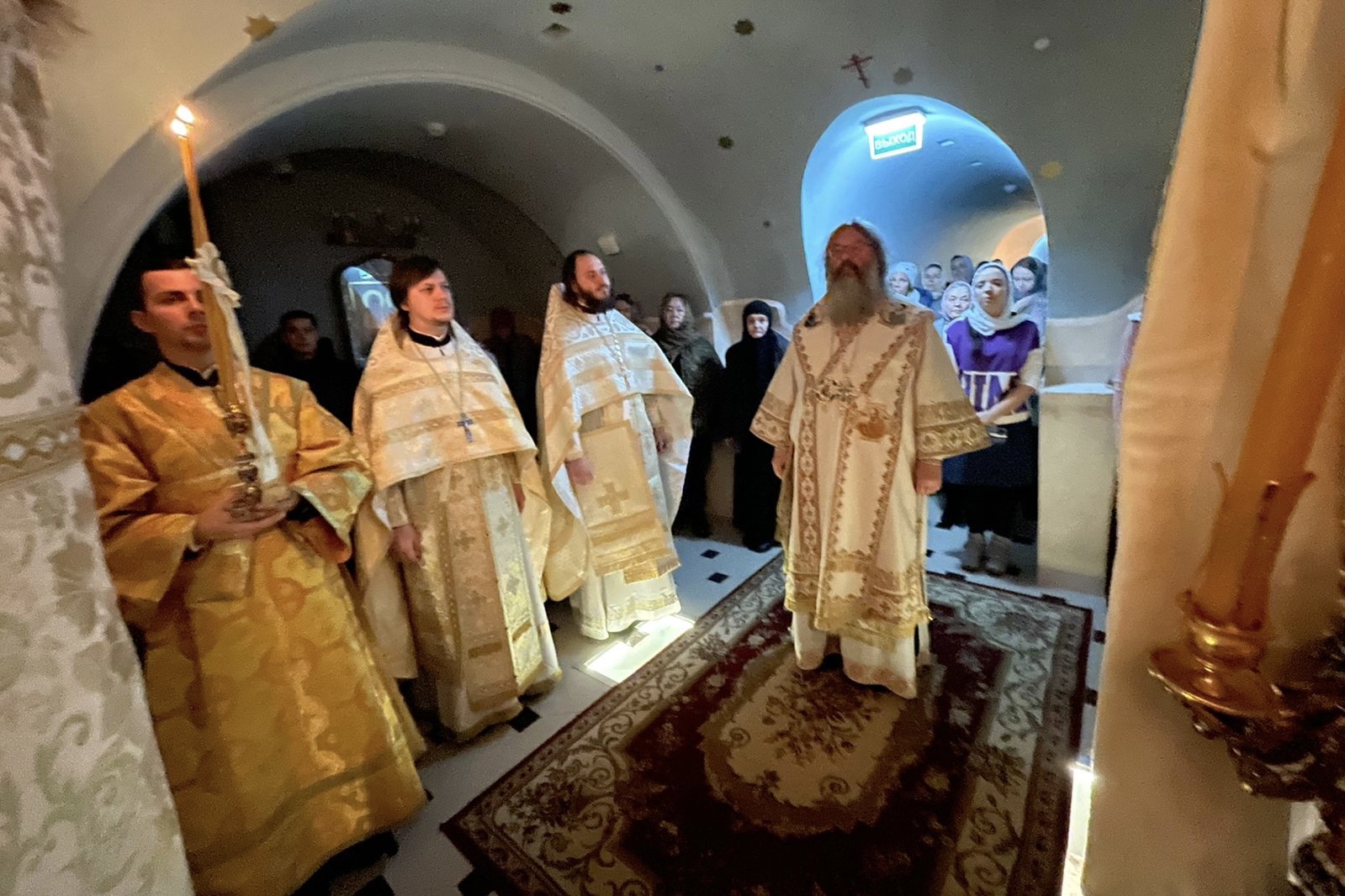 В новогоднюю ночь митрополит Кирилл совершил Литургию в Пещерном храме Казанского собора 