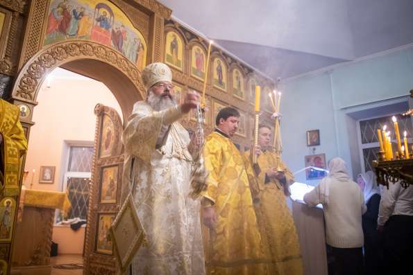 В канун дня памяти святителя Николая митрополит Кирилл совершил всенощное бдение в Никольском храме посёлка Константиновка