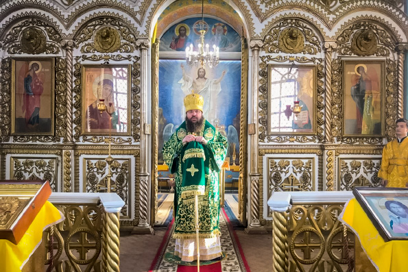 В праздник Собора новомучеников и исповедников Церкви Русской епископ Иннокентий совершил Литургию в Покровском соборе Елабуги