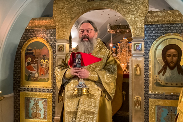 В Неделю о блудном сыне митрополит Кирилл совершил Литургию в Пещерном храме Казанского собора