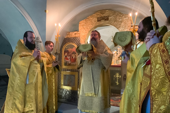 В праздник Иверской иконы Божией Матери митрополит Кирилл совершил Литургию в Пещерном храме Казанского собора