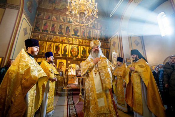 В день перенесения мощей святителя Иоанна Златоуста митрополит Кирилл совершил Литургию в Сергиевском храме Казани