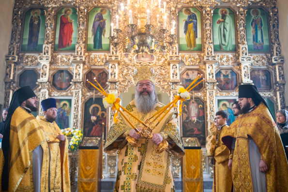 В праздник трёх святителей митрополит Кирилл совершил Литургию в храме при Казанской духовной семинарии