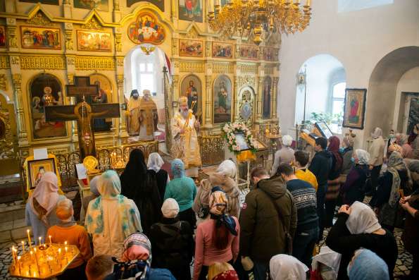 В Неделю 36-ю по Пятидесятнице владыка Кирилл совершил Литургию в Пятницкой церкви Казани