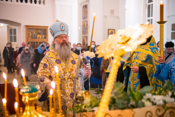 В канун праздника Сретения Господня митрополит Кирилл совершил всенощное бдение в Сергиевском храме Казани