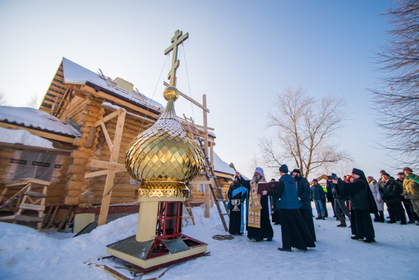 Митрополит Кирилл освятил крест строящегося храма Раифской обители в селе Никольское