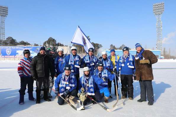 Казанский священнослужитель принял участие в турнире по хоккею с мячом в валенках