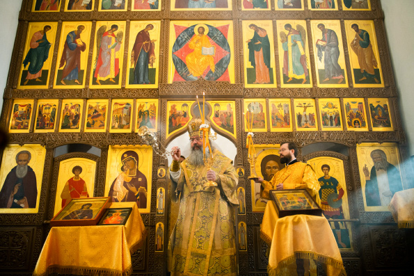 В Неделю сыропустную митрополит Кирилл совершил Литургию в Свято-Евдокиевском храме Казани