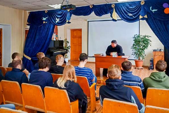 В поселке Алексеевское прошла встреча священника с воспитанниками реабилитационного центра, приуроченная ко Дню православной книги