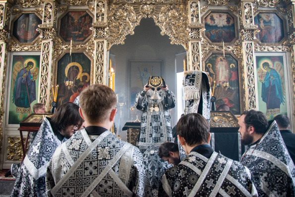Митрополит Кирилл совершил Литургию Преждеосвящённых Даров в храме Казанской духовной семинарии