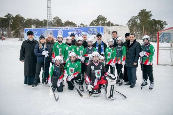 Митрополит Кирилл поздравил юных победительниц в турнире по хоккею с мячом в валенках