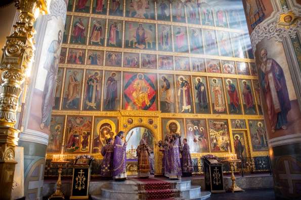 В Неделю Торжества Православия митрополит Кирилл совершил Божественную литургию в Благовещенском соборе Казани