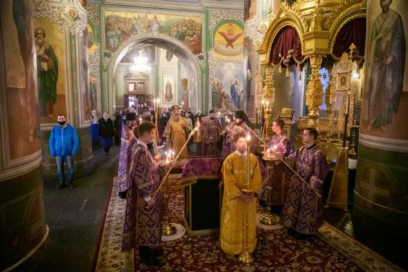В канун Недели 2-й Великого поста митрополит Кирилл совершил всенощное бдение в Благовещенском соборе Казани