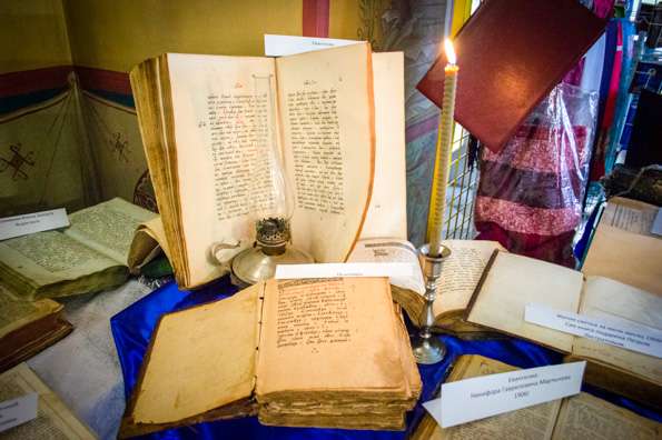 В поселке Алексеевское открылась выставка старинных духовных книг