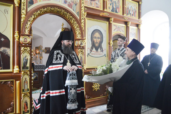 Епископ Иннокентий совершил Литургию в храме преподобного Макария Желтоводского в селе Ильбухтино