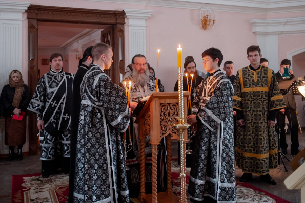 В канун Великой Среды митрополит Кирилл совершил утреню в Казанско-Богородицком монастыре