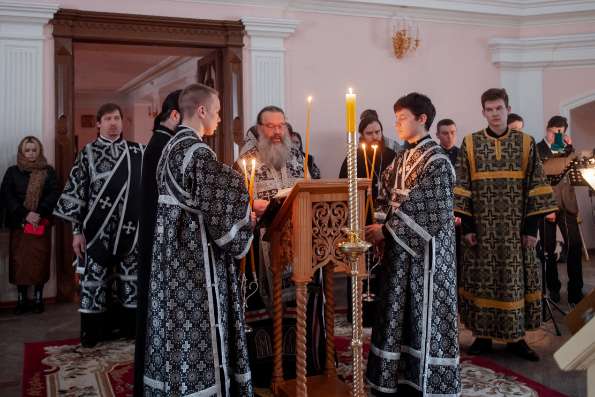 В канун Великой Среды митрополит Кирилл совершил утреню в Казанско-Богородицком монастыре