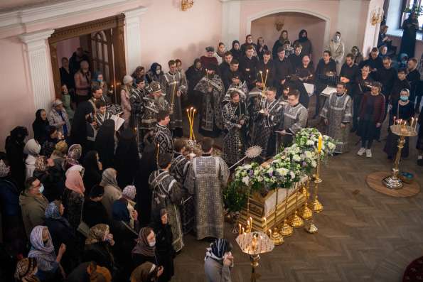 Митрополит Кирилл совершил вечерню с выносом Плащаницы в Казанско-Богородицком монастыре