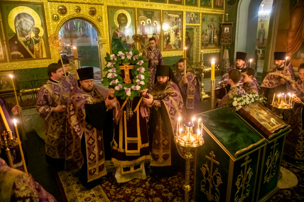 В канун Недели Крестопоклонной митрополит Кирилл совершил всенощное бдение в Благовещенском соборе Казани