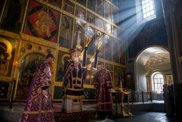 В Неделю Крестопоклонную митрополит Кирилл совершил Литургию в Благовещенском соборе Казанского кремля